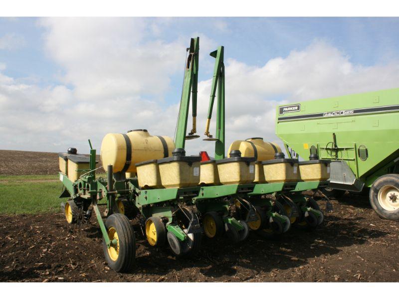 JD 7000 8RW - 36" Planter