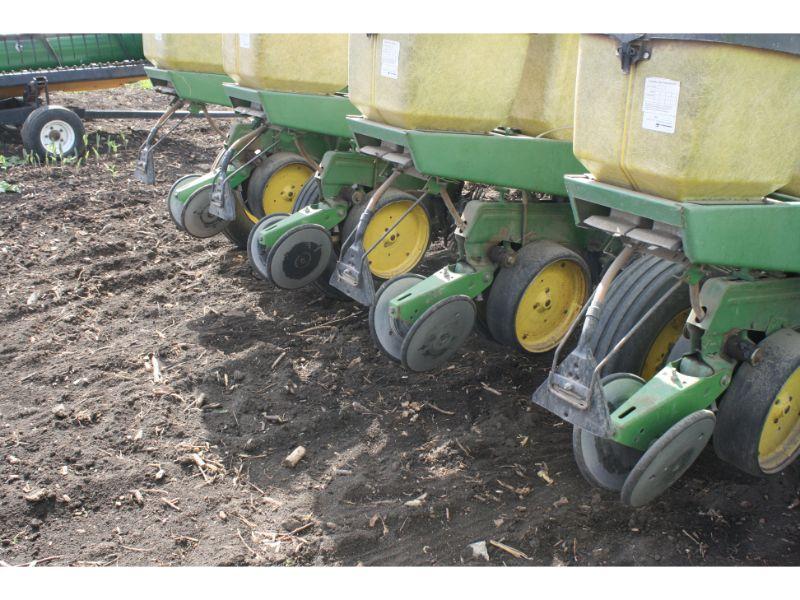 JD 7000 8RW - 36" Planter