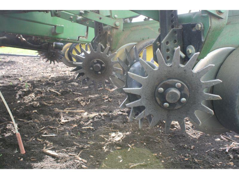 JD 7000 8RW - 36" Planter