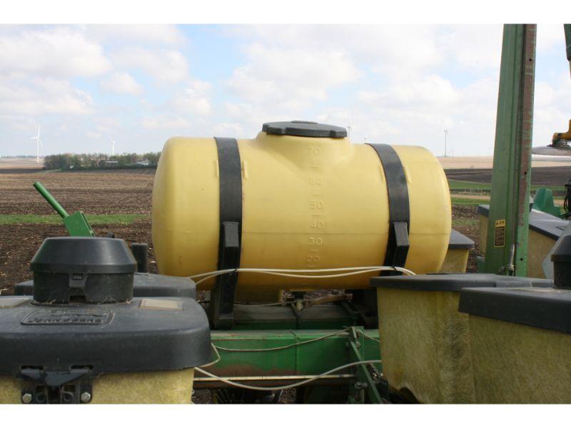 JD 7000 8RW - 36" Planter