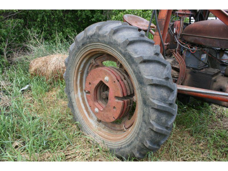 M Farmall Tractor w/ NF, Farmhand Loader – NR