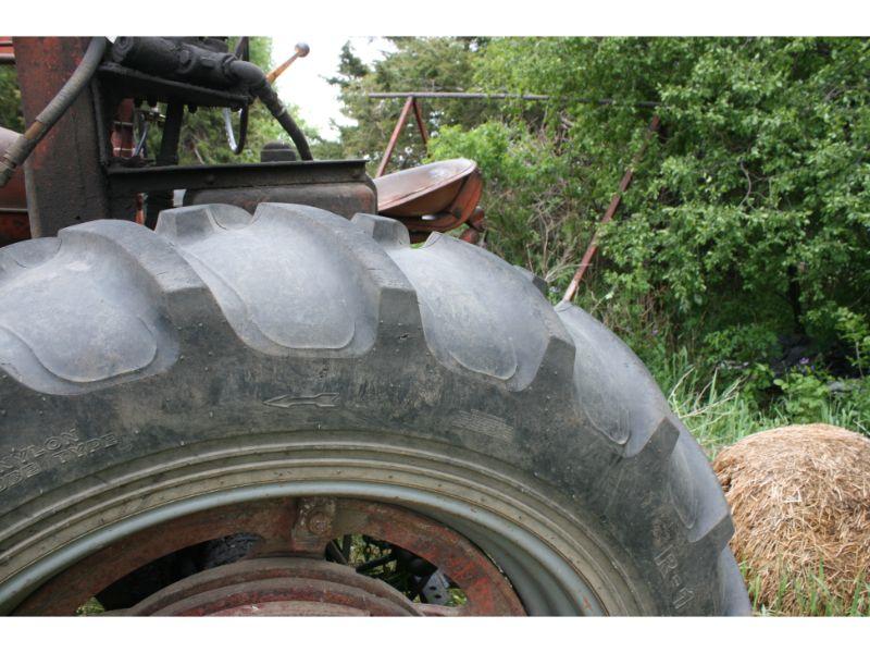 M Farmall Tractor w/ NF, Farmhand Loader – NR