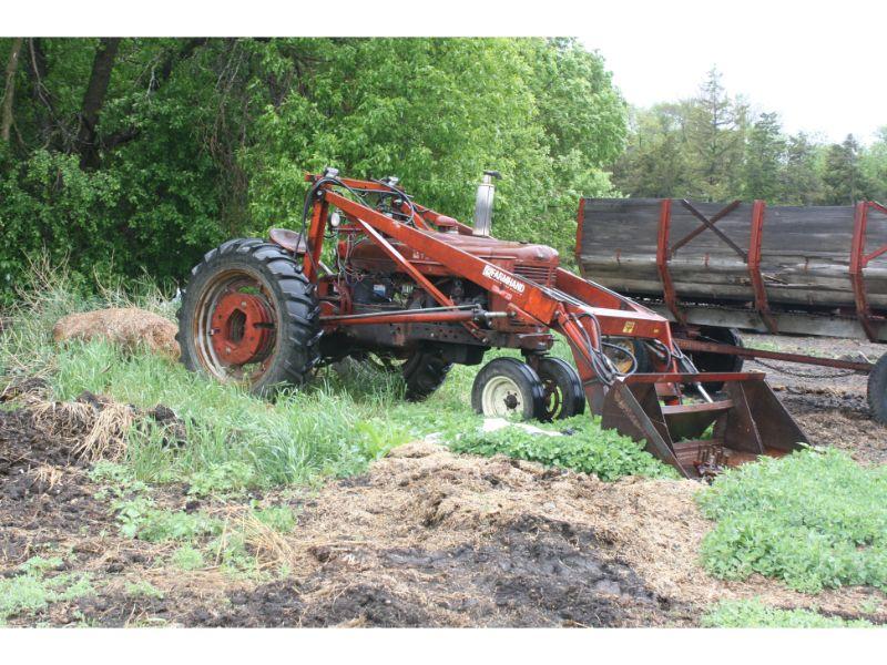 M Farmall Tractor w/ NF, Farmhand Loader – NR