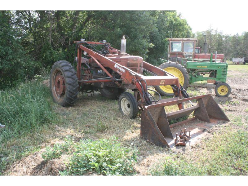 M Farmall Tractor w/ NF, Farmhand Loader – NR