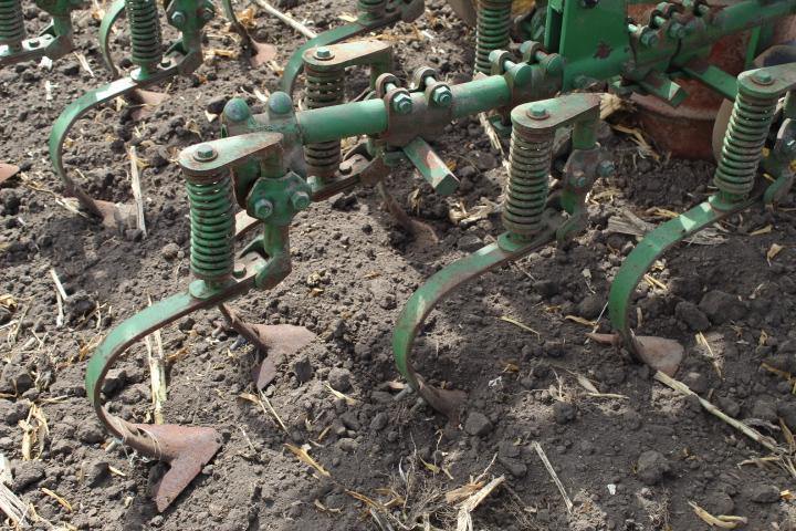 JD 85 8RW Cultivator