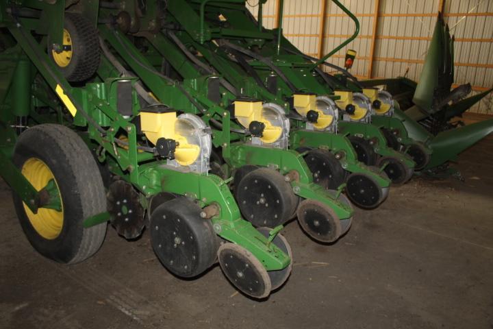 2005 JD 1790 16/31R Planter