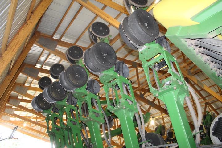 2005 JD 1790 16/31R Planter