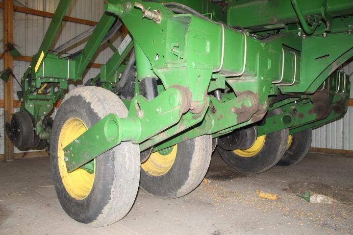 2005 JD 1790 16/31R Planter