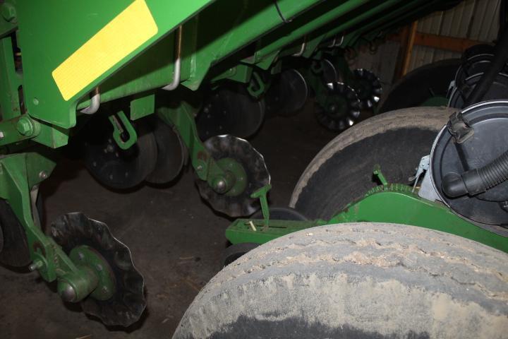 2005 JD 1790 16/31R Planter
