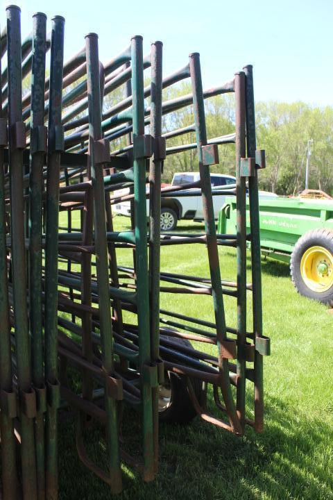 Port. Livestock Corral/Panel Trailer w/Walkgate & 18 Verns Panels