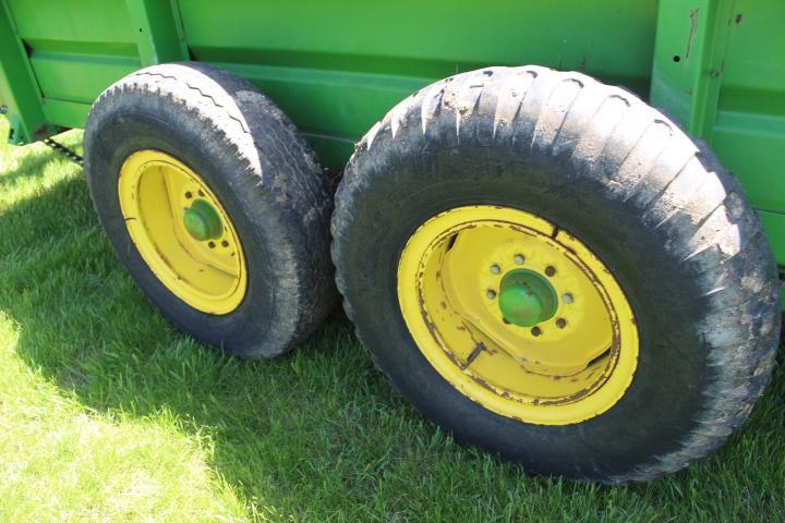 JD 680 Manure Spreader w/Top & Bottom Beaters