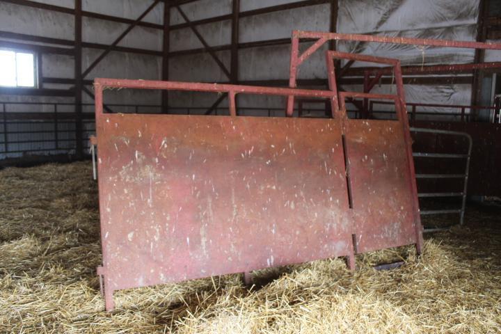 Linn Cattle Working Chute w/Manual/Automatic Headgate w/Alley & Load Chute