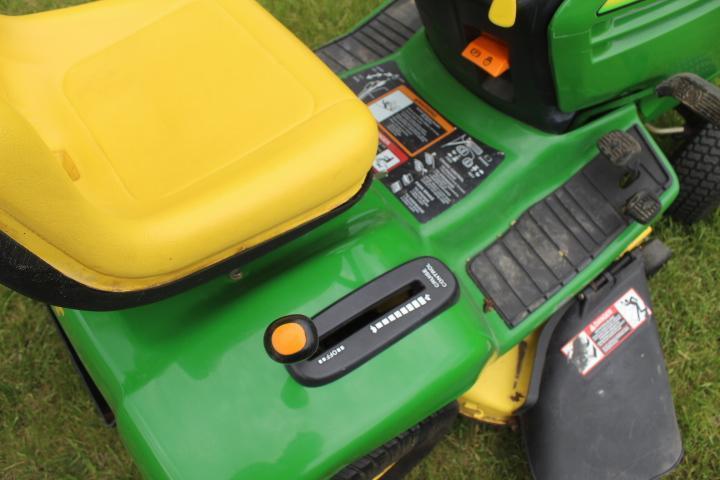 JD LX 255 Lawn Tractor