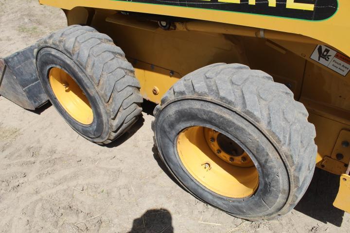 JD 250 Skid Steer w/70 In. Bucket