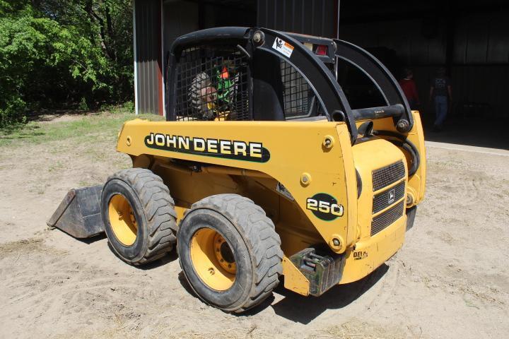 JD 250 Skid Steer w/70 In. Bucket