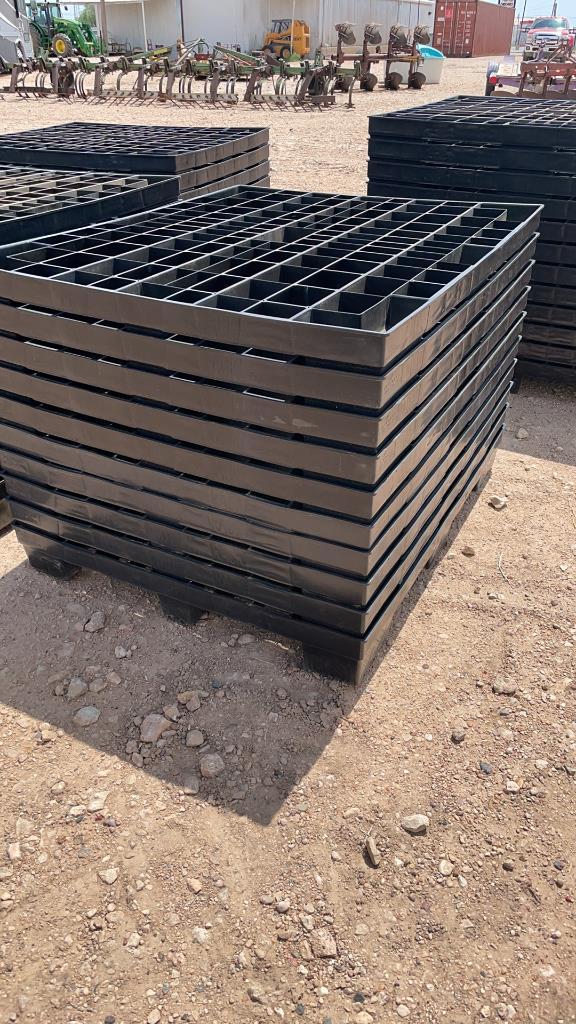 Lot of 10 plastic pallets