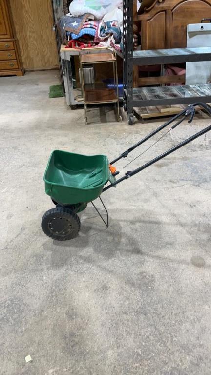 Fertilizer spreader