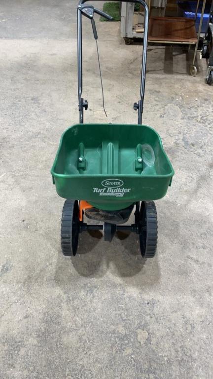 Fertilizer spreader
