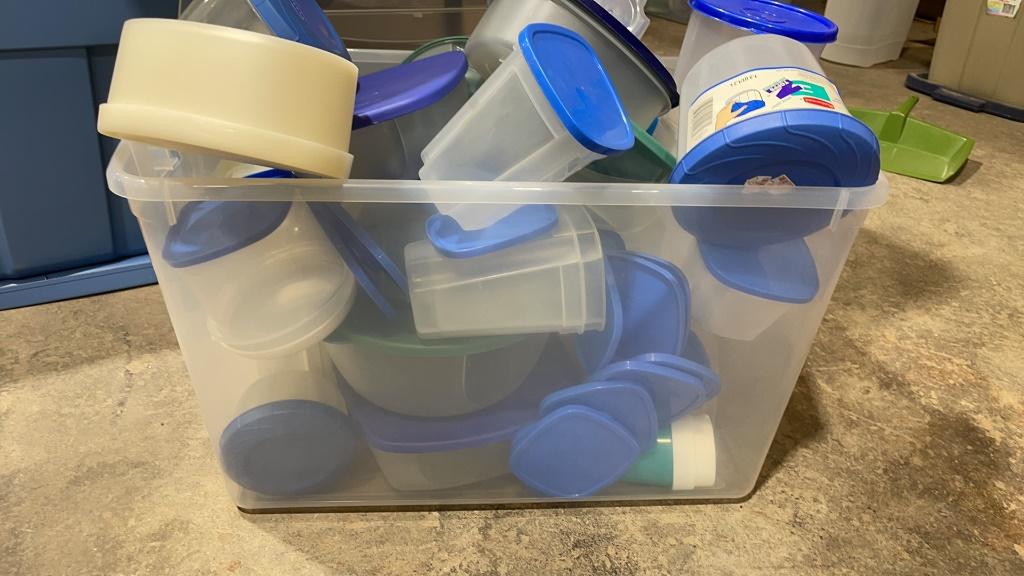 Tub of misc plasticware