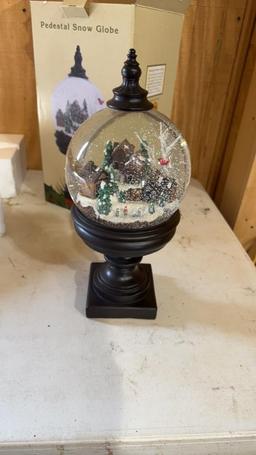 Pedestal snow globe