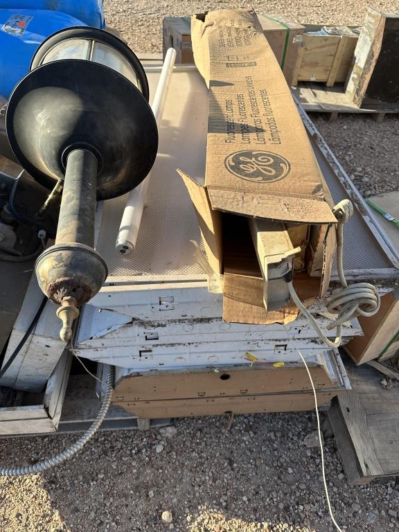 Pallet of HID lights, fluorescent lights & bulbs