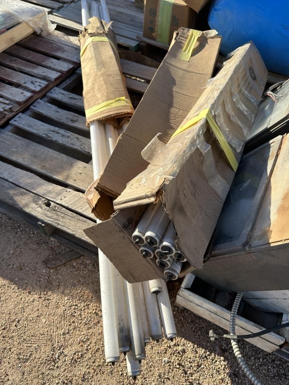 Pallet of HID lights, fluorescent lights & bulbs