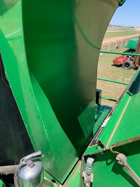 JD 7640 8-row Stripper