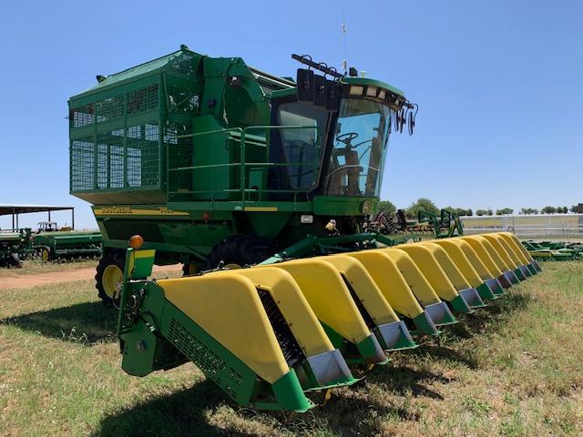 JD 7640 8-row Stripper