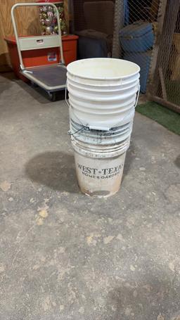 Lot of 5 gal buckets