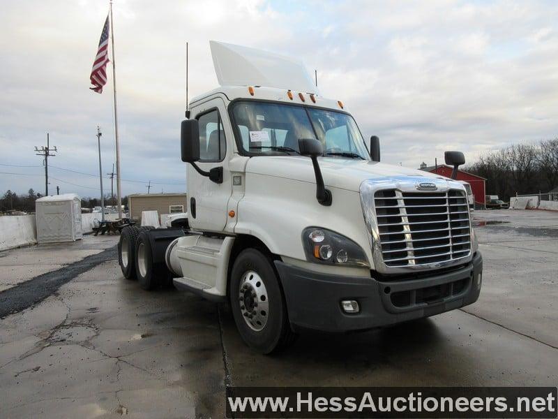 2015 FREIGHTLINER CASCADIA T/A DAYCAB, HESS REPORT IN PHOTOS, 543668 MILES