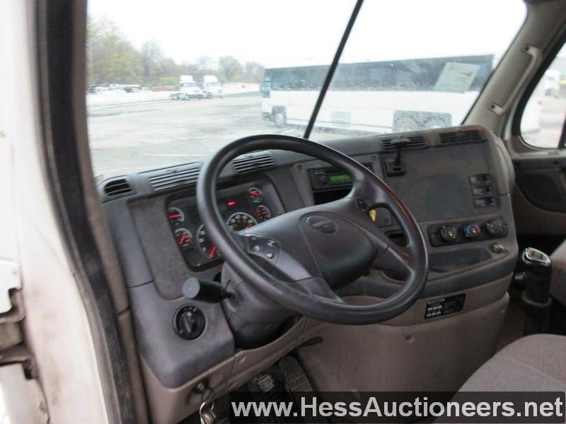 2014 FREIGHTLINER CASCADIA T/A DAYCAB, HESS REPORT IN PHOTOS, 227395 MILES