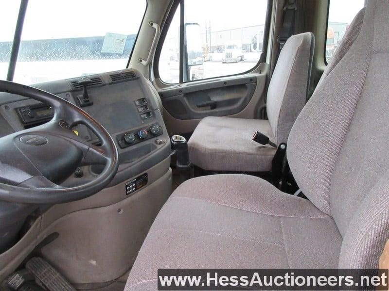 2014 FREIGHTLINER CASCADIA T/A DAYCAB, HESS REPORT IN PHOTOS, 227395 MILES