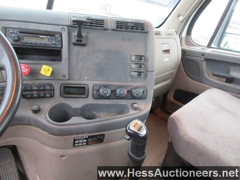 2014 FREIGHTLINER CASCADIA T/A DAYCAB, HESS REPORT IN PHOTOS, 227395 MILES