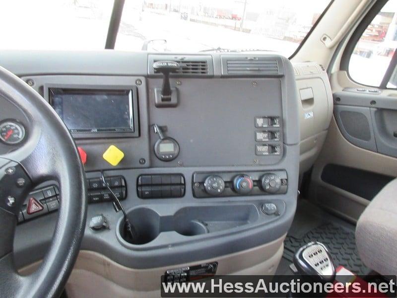 2015 FREIGHTLINER CASCADIA T/A DAYCAB, HESS REPORT IN PHOTOS, 543668 MILES