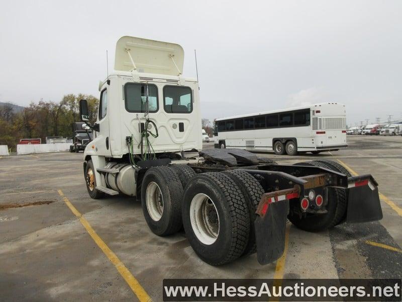 2014 FREIGHTLINER CASCADIA T/A DAYCAB, HESS REPORT IN PHOTOS, 227395 MILES