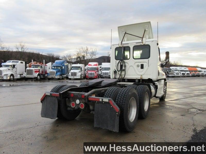 2015 FREIGHTLINER CASCADIA T/A DAYCAB, HESS REPORT IN PHOTOS, 543668 MILES