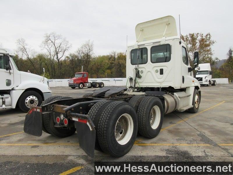 2014 FREIGHTLINER CASCADIA T/A DAYCAB, HESS REPORT IN PHOTOS, 227395 MILES