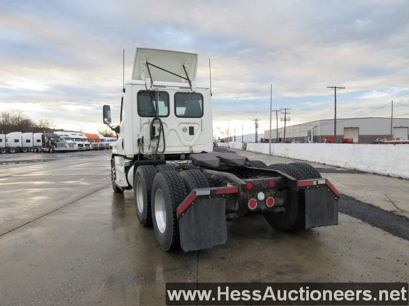 2015 FREIGHTLINER CASCADIA T/A DAYCAB, HESS REPORT IN PHOTOS, 543668 MILES