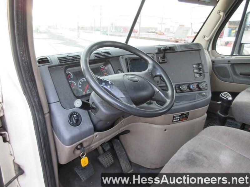 2015 FREIGHTLINER CASCADIA T/A DAYCAB, HESS REPORT IN PHOTOS, 543668 MILES