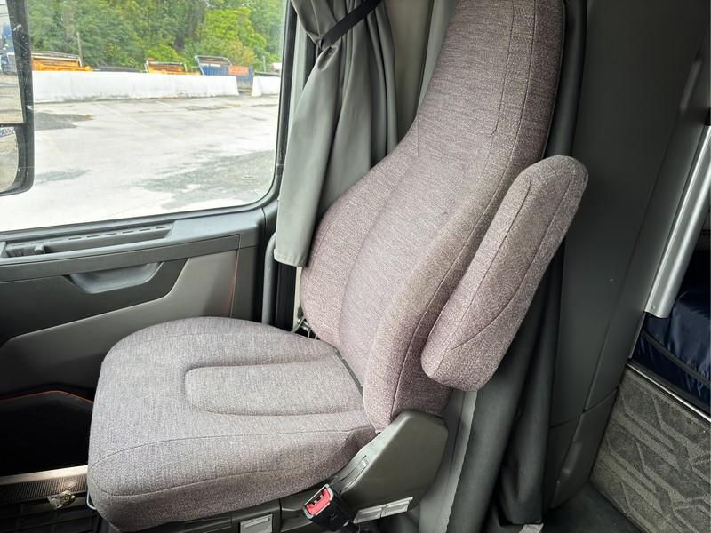 2020 VOLVO VNL860 T/A SLEEPER