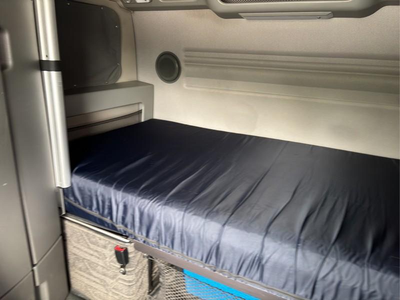 2020 VOLVO VNL860 T/A SLEEPER