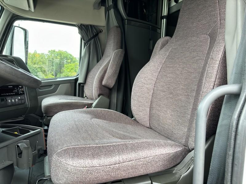 2020 VOLVO VNL860 T/A SLEEPER