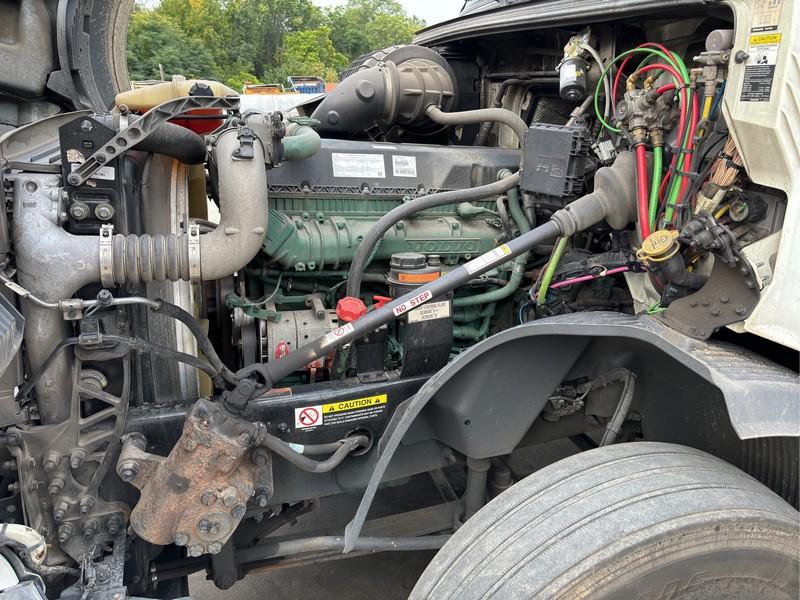 2020 VOLVO VNL860 T/A SLEEPER