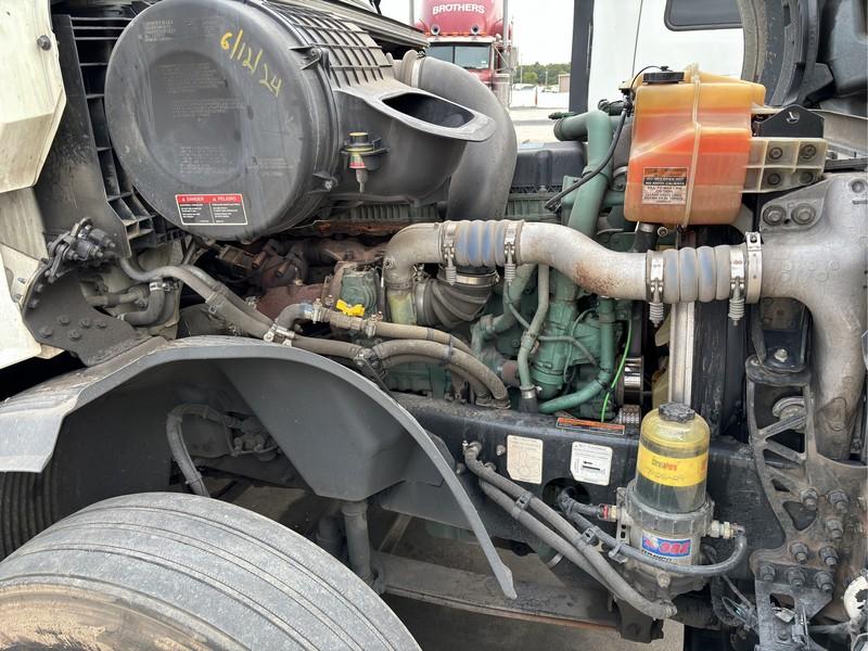 2020 VOLVO VNL860 T/A SLEEPER