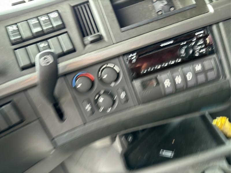2020 VOLVO VNL860 T/A SLEEPER