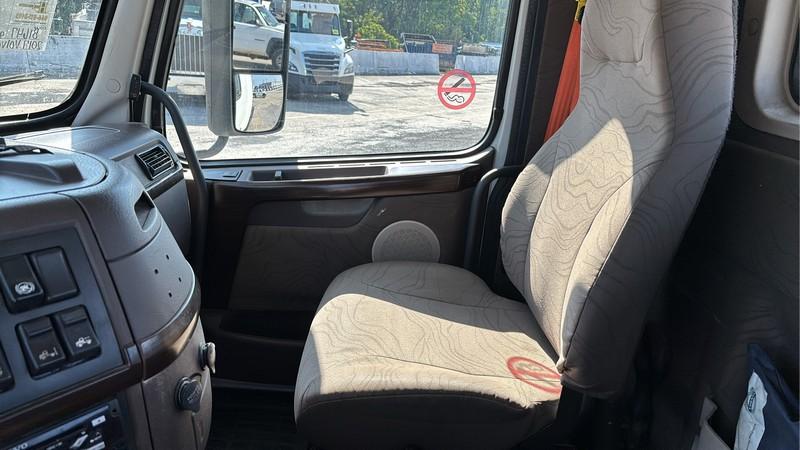 2017 VOLVO VNL T/A DAYCAB
