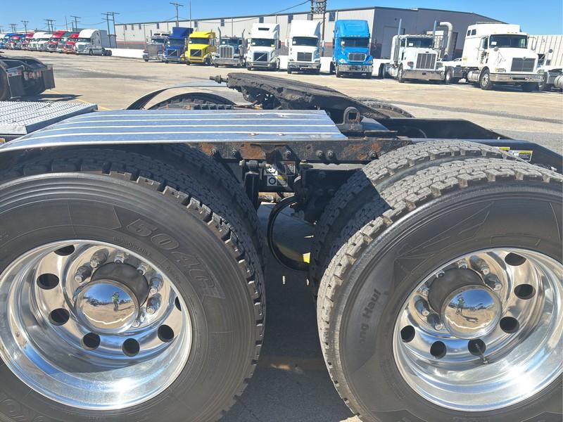2019  PETERBILT  389  T/A DAYCAB
