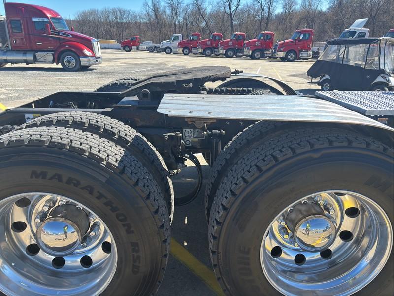 2019  PETERBILT  389  T/A DAYCAB