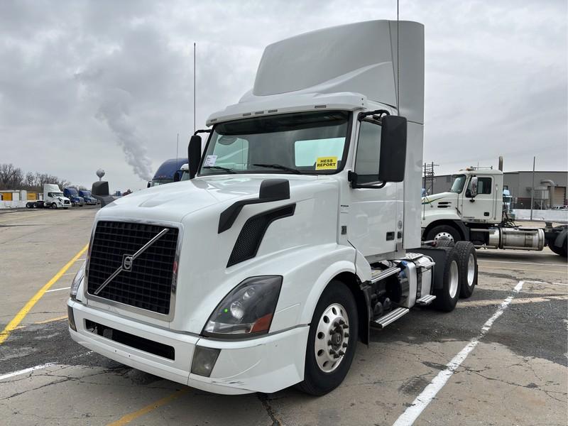 2016  VOLVO  T/A DAYCAB