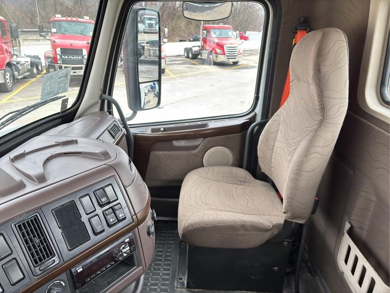 2016  VOLVO  T/A DAYCAB